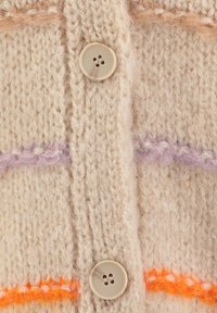 Tessuto a maglia beige con due bottoni beige a quattro fori, decorato con accenti orizzontali di filo peloso viola e arancione vicino ai bordi.