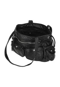 Czarna skórzana torba z wieloma zewnętrznymi kieszeniami, górnym zamkiem błyskawicznym i regulowanym paskiem. Wnętrze wyłożone jest tkaniną z kieszenią na zamek.