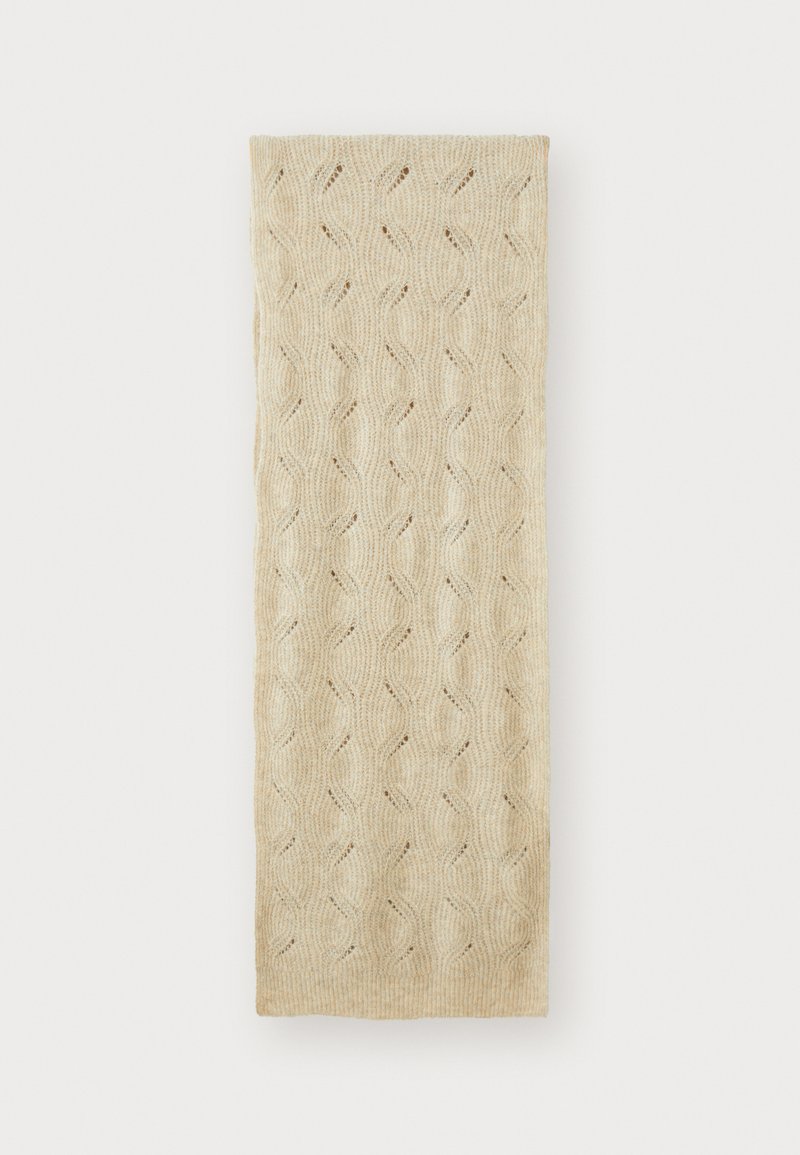 Bufanda de color crema tejida con un patrón ondulado y detalles de calado, que presenta una textura suave y forma rectangular.