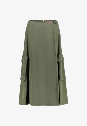 Falda midi verde oliva con bolsillos laterales tipo cargo, diseño envolvente en la parte delantera y cierre de hebilla metálica en la cintura.