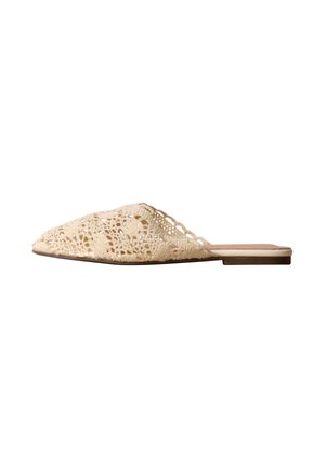 Mule plate beige à bout pointu avec dos ouvert et dessus en dentelle crochetée complexe, avec un petit talon empilé.