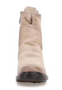 Beżowe botki za kostkę o gładkiej zamszowej teksturze, zaokrąglonym czubku i dekoracyjnym sznurowaniu; posiadają czarną gumową podeszwę i boczny zamek.