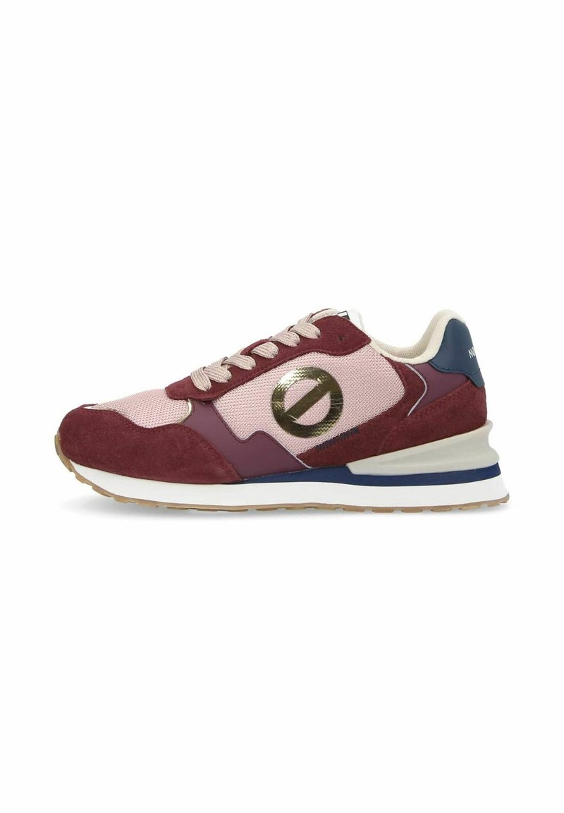 Baskets basses en daim bordeaux avec des panneaux en mesh rose, lacets beiges, logo circulaire doré sur le côté et semelle blanche avec des détails bleus et en gomme.