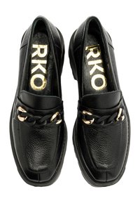 Czarne mokasyny wykonane z teksturowanej skóry, z ozdobnym złotym łańcuchem z przodu oraz solidną gumową podeszwą. Brandowanie widoczne wewnątrz.