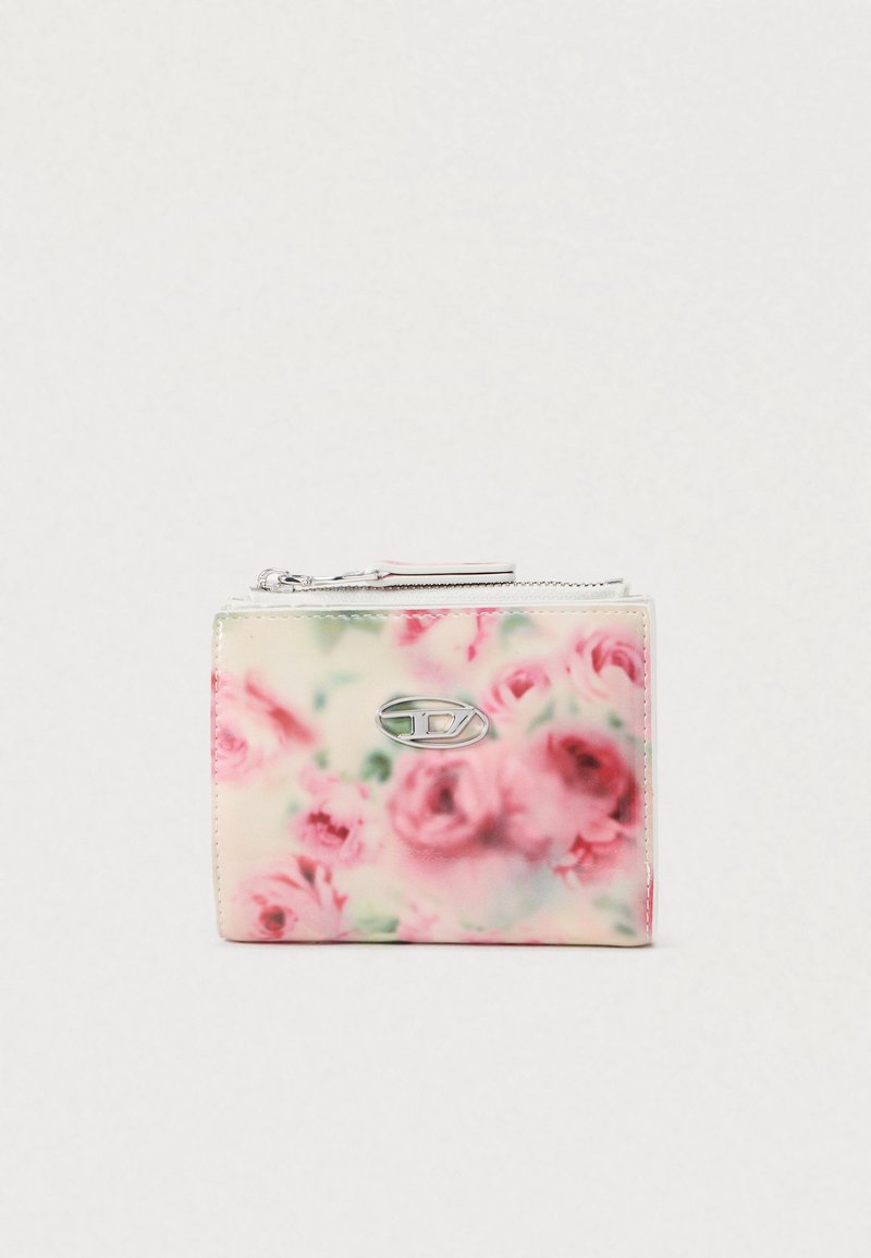 Πορτοφόλι με λουλουδάτο μοτίβο και ροζ ρόδα σε ανοιχτό φόντο, με φερμουάρ σε ασημί απόχρωση και λογότυπο στο μπροστινό μέρος.