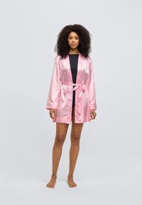 Ρόμπα από ροζ σατέν με φλοράλ σχέδιο, μακριά μανίκια και ζώνη που δένει στη μέση· λεία υφή με λαμπερό φινίρισμα.