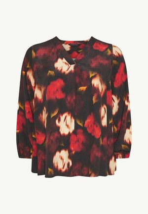 Zwarte blouse met V-hals, voorzien van een bloemenpatroon in rood en wit met groene accenten, en lange, iets geplooide mouwen.