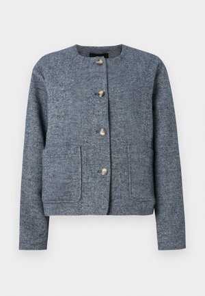 Μπλε υφασμάτινο σακάκι με στρογγυλή λαιμόκοψη, μπροστινές τσέπες και κλείσιμο με τέσσε ρα κουμπιά, με διακριτικό σχέδιο ψαροκόκκαλο και cropped σχεδιασμό.