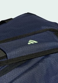 adidas Performance ESSENTIALS 3-STRIPES DUFFEL XSMALL - Valigia - shadow navy   green spark