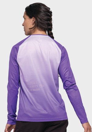 Langärmliges Sportshirt mit einem Farbverlauf von Hell- zu Dunkellila, ausgestattet mit einer Mesh-Textur und einem Logodetail auf der Rückseite.