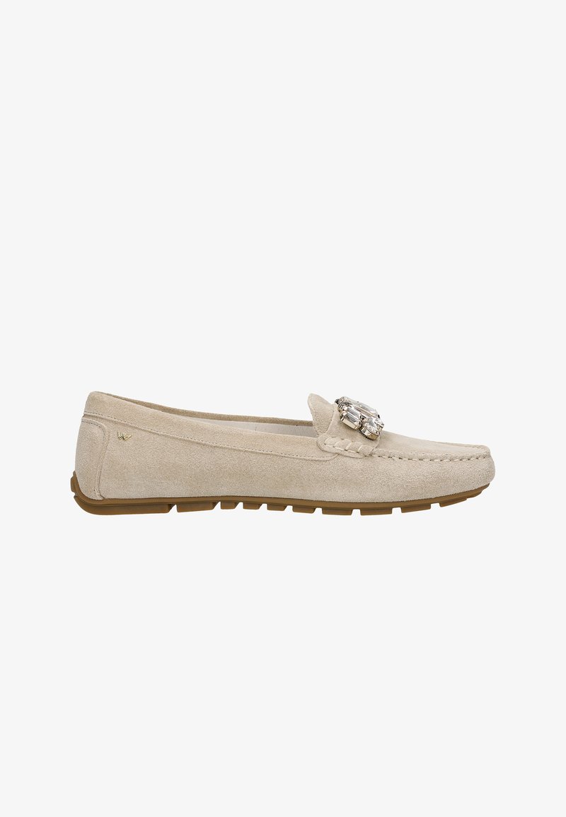 Beige Wildleder-Mokassinschuh mit einem dekorativen Strass-Akzent auf dem Obermaterial, strukturierten Oberflächen und einer Gummisohle mit Rillen.