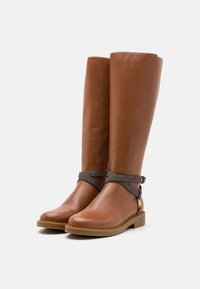 Bruine leren kniehoge laarzen met een gestructureerde donkergrijze riem en gouden hardware-accent, met een ronde neus en een lage gestructureerde zool.