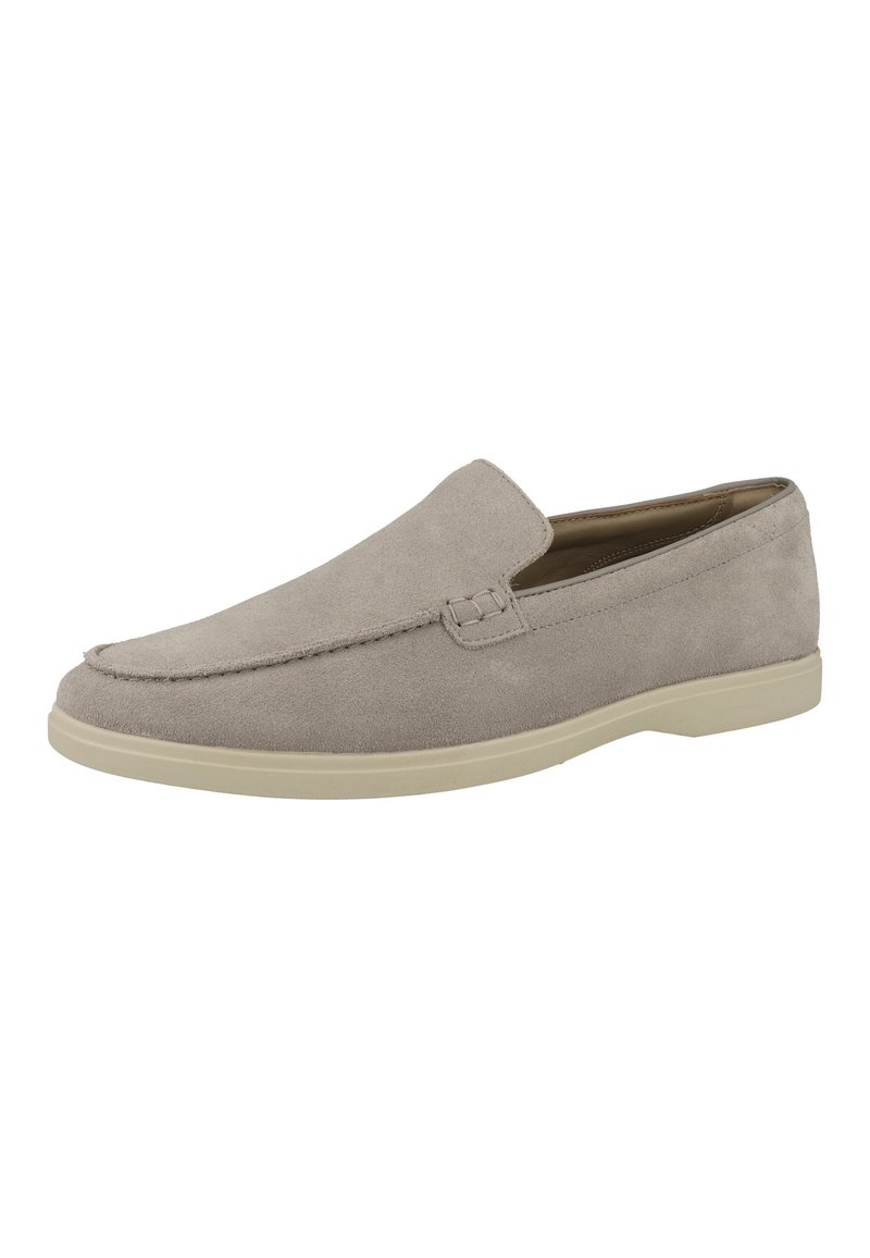 Mocassin à enfiler en daim gris clair avec semelle beige, bout arrondi et détails de couture minimalistes, vu de côté sur fond blanc.