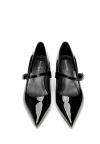 Pareja de zapatos Mary Jane negros de charol con punta afilada, una sola cinta y hebilla, marca Wittchen, sobre fondo blanco.