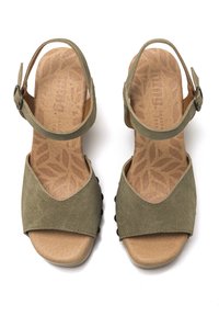 Sandalias de ante verde oliva con un diseño de tira ancha, correa ajustable para el tobillo y plantillas beige texturizadas con un patrón de hojas.