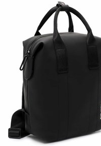 Mochila negra, impermeable, con una textura suave, dos asas superiores, tirantes ajustables y un bolsillo frontal con cremallera.