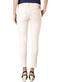 Tajta jeans i mjuk rosa tyg med medelhög midja, bakfickor och en slät yta, i kombination med svarta högklackade skor.