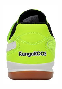 Neon-gelber KangaROOS-Sneaker von hinten gesehen, mit weißer Sohle, schwarzer Innenausstattung und Markenlogo an der Ferse.