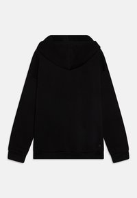 Musta huppari pehmeällä materiaalilla, jossa suuri huppu ja pitkät hihat. Sisältää resorit hihansuissa ja hillityn logon helmassa.