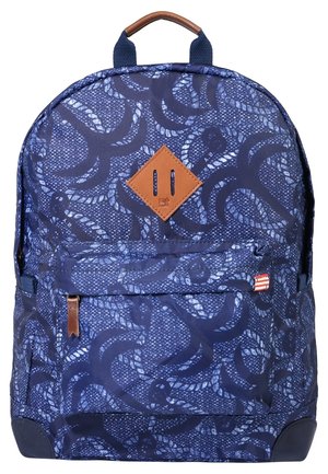 Mochila azul con un patrón abstracto de serpiente azul oscuro, bolsillo frontal con cremallera, asa de cuero marrón y parche de cuero en forma de diamante en la parte delantera.