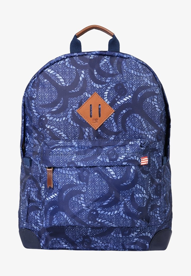 Sac à dos bleu avec motif abstrait de serpent bleu foncé, poche zippée à l'avant, poignée en cuir marron et patch en cuir en forme de losange à l'avant.