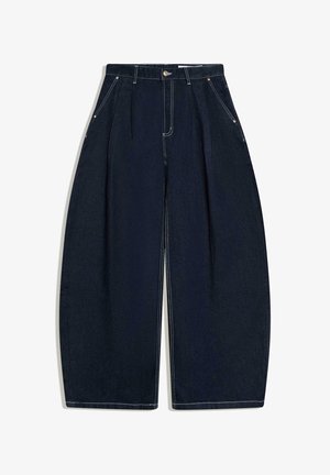 Ciemnoniebieskie szerokie spodnie dżinsowe z wysokim stanem, plisami, przednim guzikiem, zamkiem błyskawicznym oraz skośnymi przednimi kieszeniami z widocznym przeszyciem.