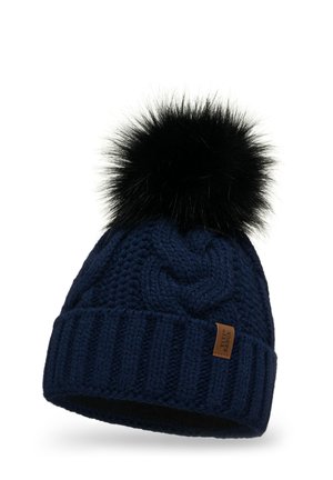 Berretto lavorato a maglia blu navy con un motivo a trecce testurizzate, orlo a coste e pom-pom in pelliccia sintetica nera sulla cima. Presenta un'etichetta in pelle marrone.