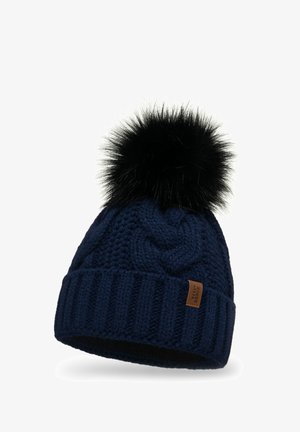 Sötétkék kötött sapka, texturált fonott mintával, bordás karimával és fekete műszőr pom-pommal a tetején. Barna bőr címke díszíti.