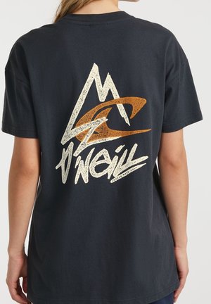 Osoba nosząca czarną koszulkę z stylizowaną grafiką góry, fali oraz napisem "O'Neill" na plecach.