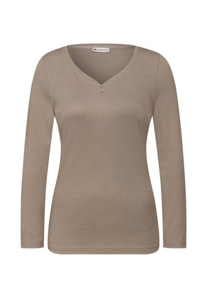 Dlouhý rukáv, světle hnědý top vyrobený z měkké látky. Má výstřih do V se dvěma knoflíky, úzký střih a jednoduché šicí detaily.