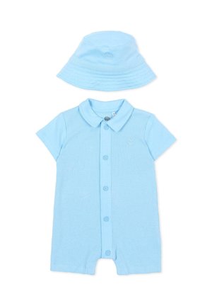 Barboteuse bébé à manches courtes bleu clair avec boutons sur le devant et chapeau seau assorti, les deux ornés d'un petit logo embossé.