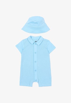 Barboteuse bébé à manches courtes bleu clair avec boutons sur le devant et chapeau seau assorti, les deux ornés d'un petit logo embossé.