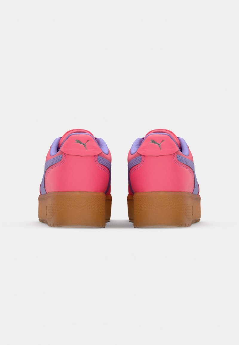 Puma-Sneaker in Pink und Lila, mit einer Gummisohle, Obermaterial aus glattem Leder und einer abgerundeten Form mit gepolstertem Fersenbereich und dezentem Logodetail.