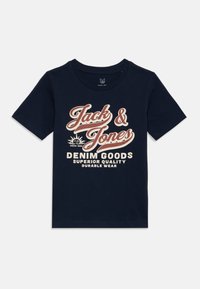 Marineblaue Baumwoll-T-Shirt mit "Jack & Jones" Logo in Creme und Rot. Der Text enthält "DENIM GOODS" und "SUPERIOR QUALITY DURABLE WEAR."