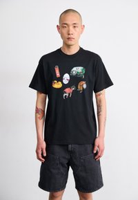 Carhartt WIP - JACOB ROCHESTER - Print T-shirt - black Thumbnail Image 1
