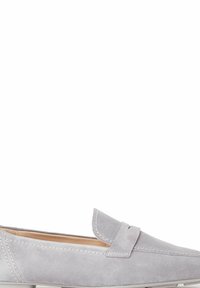 Hellgrauer Wildleder-Loafer mit gesticktem Design, flacher Sohle und niedrigem Profil sowie einem dekorativen Riemen über der Vorderseite.