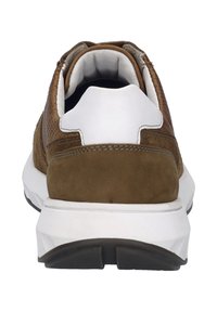 Hnědé semišové tenisky s bílou gumovou podrážkou, texturovaným svrškem, polstrovaným límcem a kontrastními černými akcenty blízko paty.