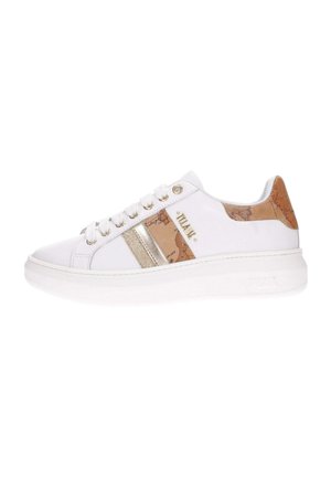 Sneaker bianco con una tomaia in pelle liscia, strisce laterali metalliche dorate e un accent in marrone texturizzato al tallone con un motivo a mappa.