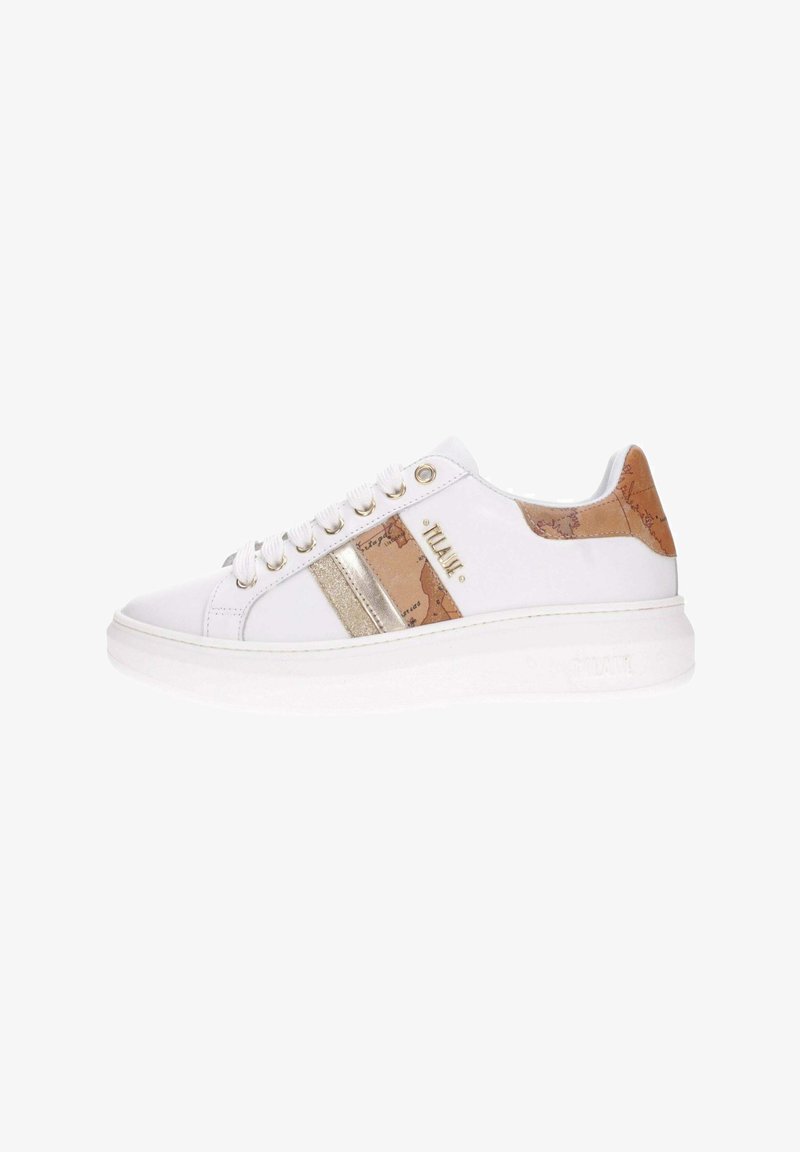 Sneaker bianco con una tomaia in pelle liscia, strisce laterali metalliche dorate e un accent in marrone texturizzato al tallone con un motivo a mappa.