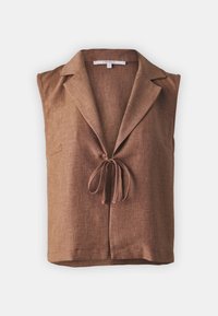 Ärmellose braune Leinenweste mit Reverskragen und vorderem Bindebandverschluss, flach auf einem weißen Hintergrund präsentiert.