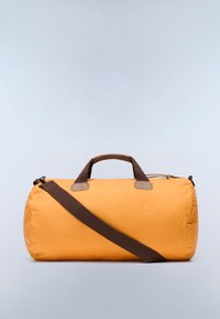 Borsa a sacca gialla realizzata in tessuto durevole con manici marroni e una tracolla regolabile. Forma arrotondata, chiusura con zip e dettagli cuciti.