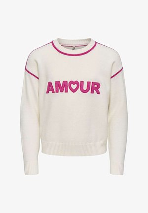 Pull en maille crème avec bordure rose et texte « AMOUR » en rose, avec une forme de cœur remplaçant la lettre « O » sur la poitrine.