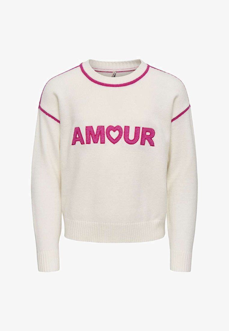 Pull en maille crème avec bordure rose et texte « AMOUR » en rose, avec une forme de cœur remplaçant la lettre « O » sur la poitrine.