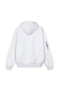 Sudadera con capucha gris de textura suave, que cuenta con un bolsillo frontal, puños de canalé y "GRIMEY" impreso en azul en la manga derecha.