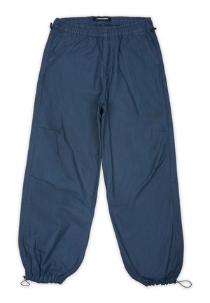 Blaue, leichte Hose mit elastischem Bund, Seitentaschen und schmal zulaufenden Bündchen. Der Stoff hat eine glatte Textur mit minimal sichtbaren Nähten.