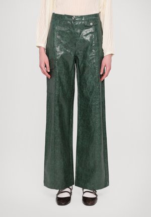 Wijdvallende broek in donkergroen faux leer met een gestructureerde afwerking. Voorzien van zijzakken en een hoge taille met een knoopsluiting.