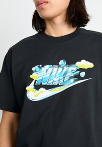 Nike Sportswear TEE - T-shirt med print - black