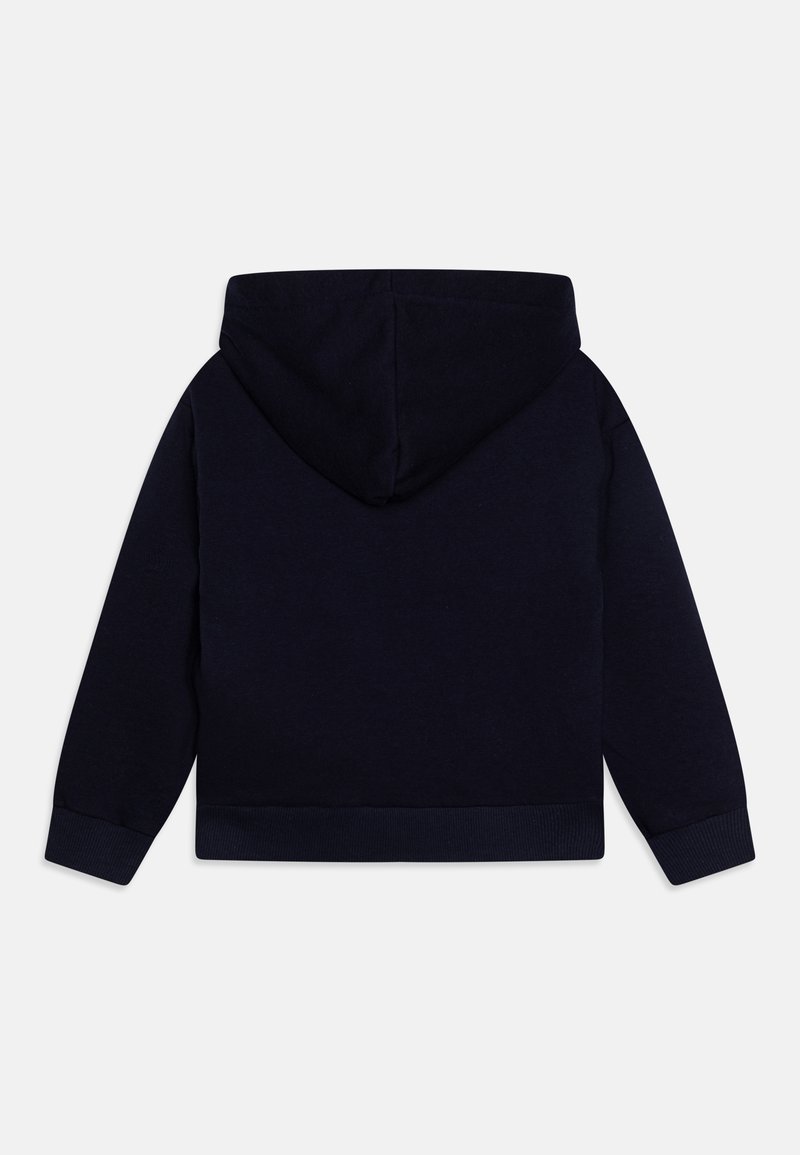 Sweatshirt à capuche bleu marine avec une poche kangourou, des poignets et une base côtelés, une texture de tissu douce et une capuche ajustable avec cordon.