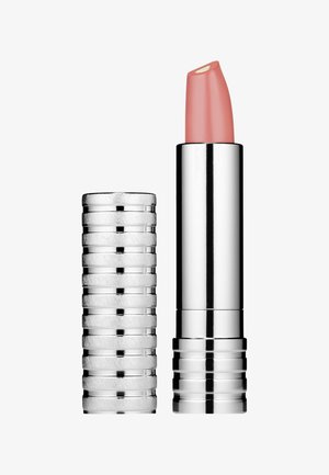 Lipstick met een romige, lichtroze kleur, verpakt in een zilveren metalen buis met een geribbelde basis en een gladde, reflecterende oppervlakte.