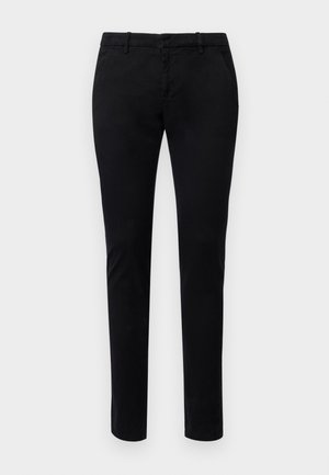 Chino neri con vestibilità slim, realizzati in tessuto di cotone. Presentano passanti per cintura, tasche frontali e una texture liscia. Nessun motivo visibile.